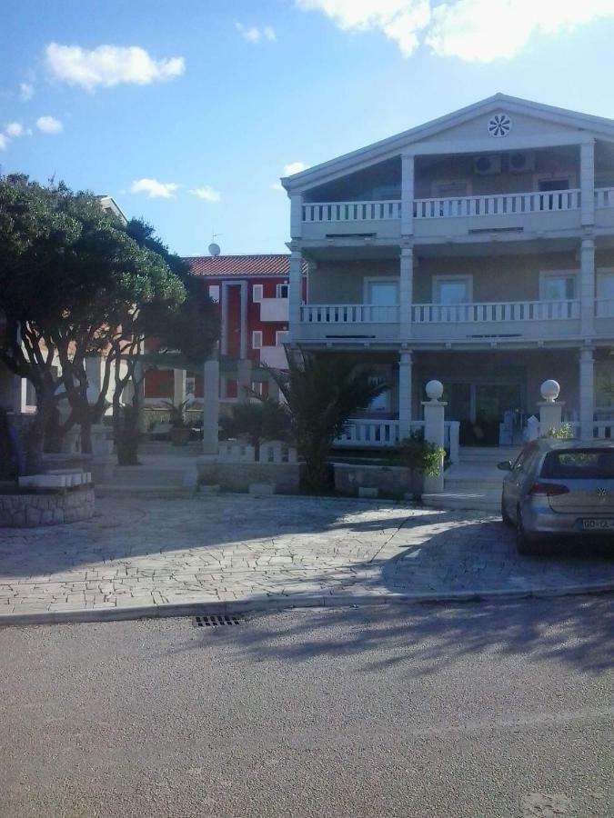 Guesthouse Villa Jurisic Novalja Exterior foto